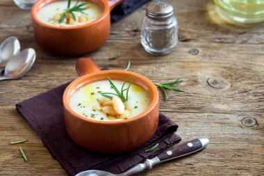 Ev yapımı karnabahar ve beyaz fasulye çorbası biberiye ve baharat - taze organik sebze vejetaryen vegan diyet çorbası yemek yiyecek