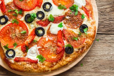 İtalyan Pizza domates, salam, siyah zeytin ve Mozzarella peyniri ile kapatın. Taze ev yapımı Pizza.