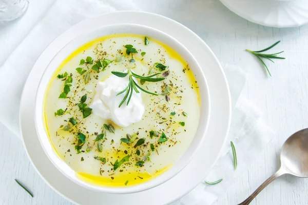 Zelfgemaakte Soep Van Bloemkool Aardappel Met Roomkaas Rozemarijn Kruiden Specerijen — Stockfoto