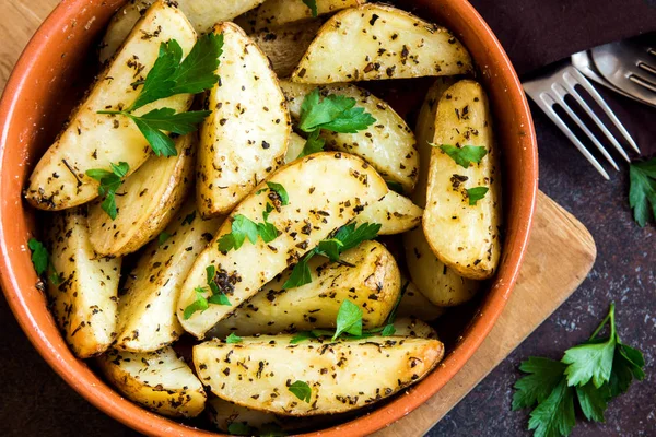 Cuñas Patata Horno Con Especias Hierbas Cerca Comida Vegetariana Vegetariana —  Fotos de Stock