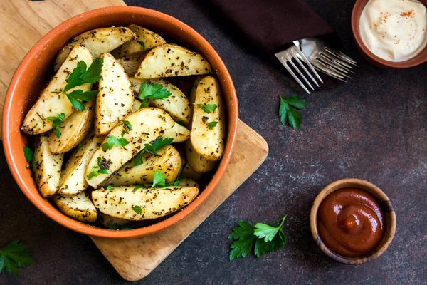 Cuñas Patata Horno Con Especias Hierbas Salsa Tomate Cerca Comida —  Fotos de Stock