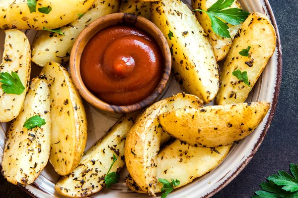 Cuñas Patata Horno Con Especias Hierbas Salsa Tomate Cerca Comida —  Fotos de Stock