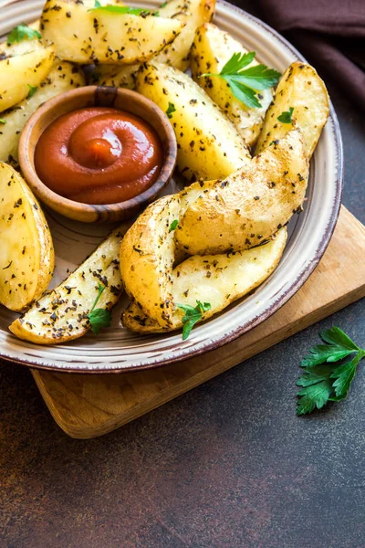 구운된 감자는 향미료를 허브와 토마토 닫습니다 유기농 채식주의 — 스톡 사진