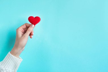 El ele tutuşan kırmızı kalp