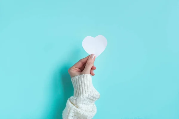 Mano sosteniendo corazón blanco —  Fotos de Stock