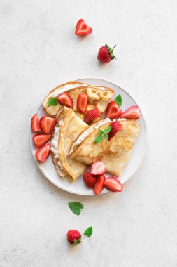 Ricotta peynirli krep, çilek