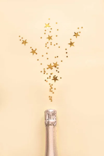 Champagne flaska med konfetti stjärnor — Stockfoto