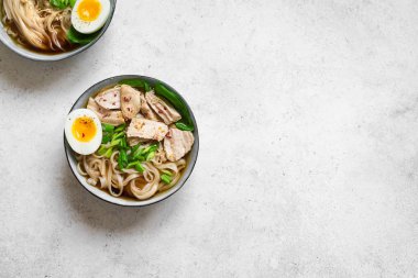 Ramen erişte çorbası tavuk