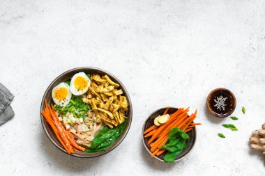 Tavuklu erişte kasesi.