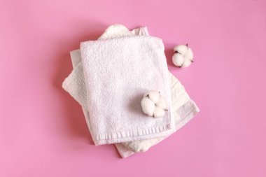 Bir yığın beyaz pamuklu elbise.