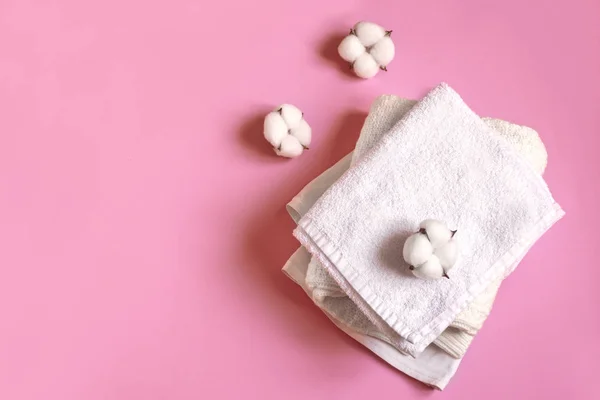 Stapel witte katoenen kleding — Stockfoto