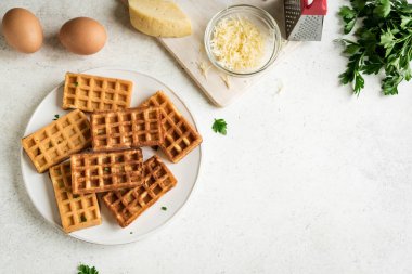 Yumurta ve peynirli waffle.