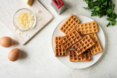 Yumurta ve peynirli waffle.