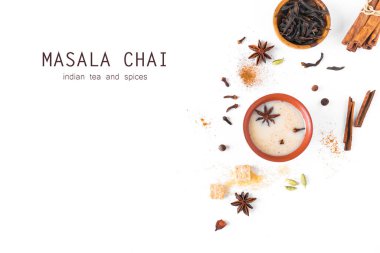 Seramik bardakta malzemeli Masala Chai çayı. Beyaz arkaplanda izole edilmiş sütlü geleneksel Hint baharatlı siyah çayı, üst görünüm, kopyalama alanı.