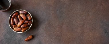 İftar Gıda: Medjool Arka planda meyve ve su tarihleri, afiş, kopyalama alanı. Ramazan Kareem, iftar kavramı.