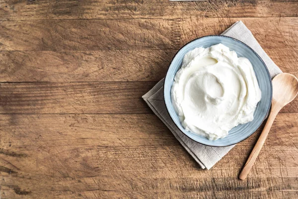 Hemgjord Grekisk Yoghurt Keramik Skål Trä Bakgrund Ovanifrån Kopiera Utrymme — Stockfoto