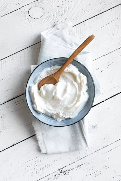 Griekse Yoghurt Keramische Kom Witte Houten Achtergrond Bovenaanzicht Kopieerruimte Verse — Stockfoto