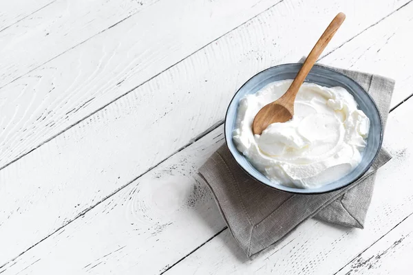 Zelfgemaakte Griekse Yoghurt Keramische Kom Witte Houten Achtergrond Kopieer Ruimte — Stockfoto