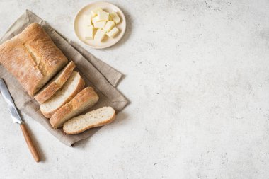 Ekmek ve Tereyağı beyaz masaya, kopyalama alanı. Kahvaltıda taze ciabatta ekmeği ve organik tereyağı..