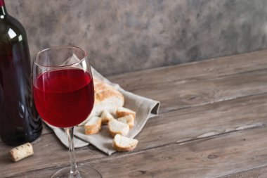 Ekmek ve Kırmızı Şarap ahşap masada, kopyalama alanı.