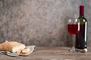 Ekmek ve Kırmızı Şarap ahşap masada, kopyalama alanı.
