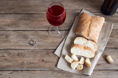 Kırmızı şarap ve ekmek ahşap masada, kopyalama alanı.