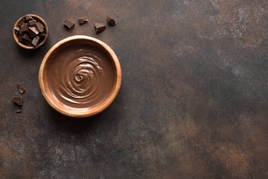 Çikolata sosu ya da koyu arkaplan, üst manzara, kopyalama alanı. Ev yapımı çikolata parçaları..