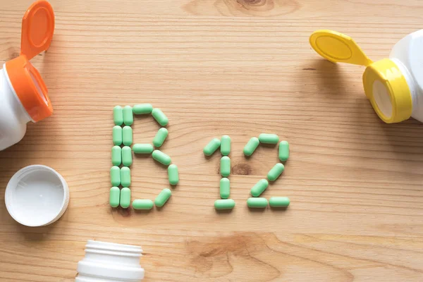 Vitamina B12 Pillole Verdi Che Formano Alfabeto B12 Sfondo Legno — Foto Stock