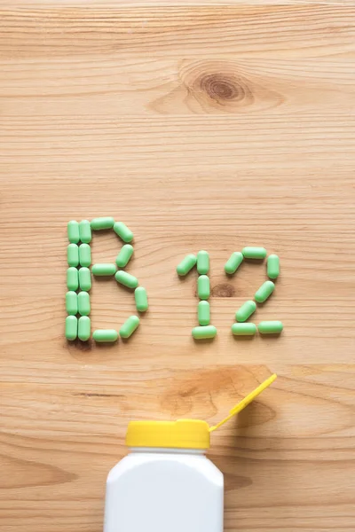 Vitamin B12 Grüne Pillen Formen Form B12 Alphabet Auf Holzgrund — Stockfoto