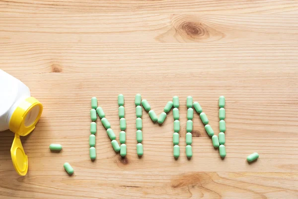 Mononukleotyd Nikotynoamidu Witamina Anty Adeing Zielone Pigułki Tworzące Kształt Alfabetu — Zdjęcie stockowe