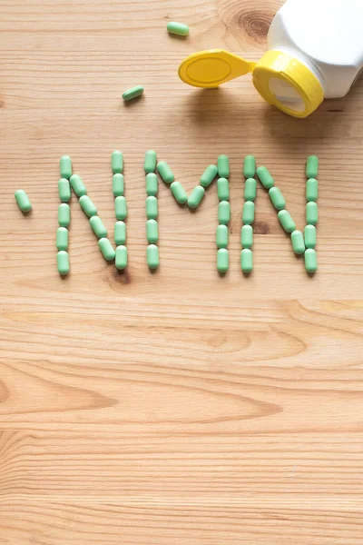 Mononukleotyd Nikotynoamidu Witamina Anty Adeing Zielone Pigułki Tworzące Kształt Alfabetu — Zdjęcie stockowe