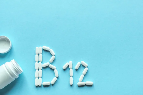 Witamina B12 Białe Tabletki Tworzące Kształt Alfabetu B12 Niebieskim Tle — Zdjęcie stockowe