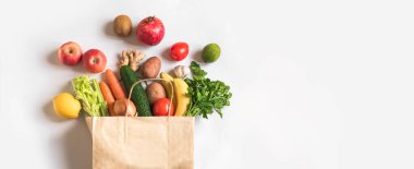 Sağlıklı beslenme geçmişi. Kağıt torba içinde vejetaryen yemekler, beyaz üzerinde sebzeler, fotokopi alanı, afiş. Süpermarket alışverişi ve temiz vegan yeme konsepti..