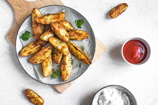 Cuñas Patata Horno Con Queso Hierbas Salsas Vegetales Orgánicos Caseros —  Fotos de Stock