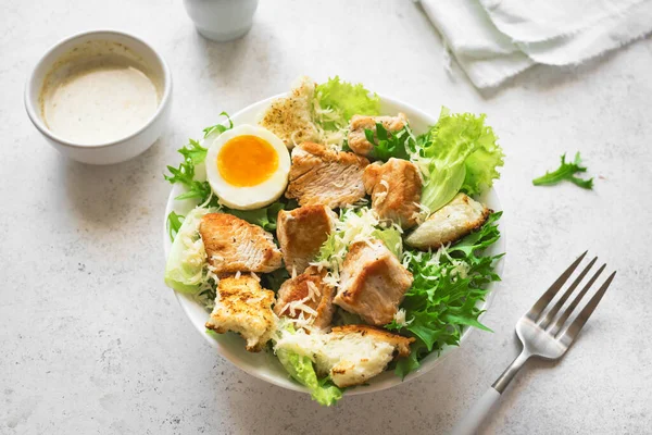 그릇에 샐러드 클로즈업 Croutons 메이드 치킨캐서 샐러드 — 스톡 사진