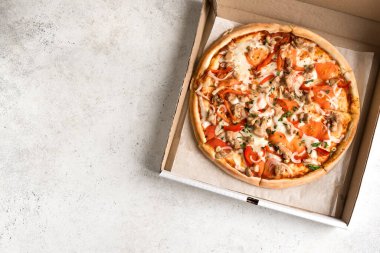 Lezzetli Pizza beyaz masada karton kutuda, üst manzara, kopyalama alanı. Taze pizza ve yemek var..