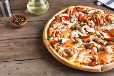 Sebzeli taze ızgara tavuk pizzası ve ahşap masada Mozzarella peyniri. Tavuk parçalı barbekü pizzası..