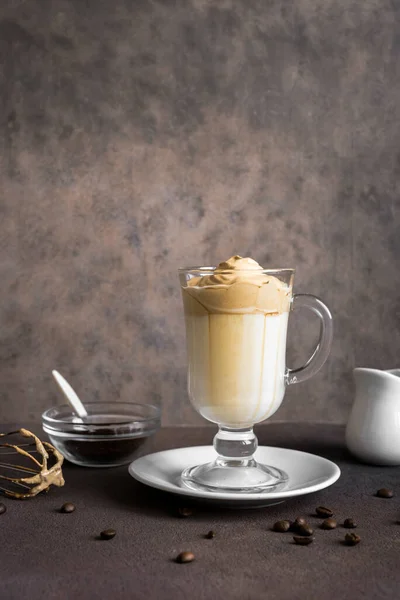 Dalgona Coffee Trendig Corean Recept Vispat Kaffe Omvänd Latte Eller — Stockfoto