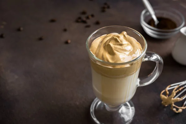 Dalgona Koffie Trendy Corean Recept Van Opgeklopte Koffie Omgekeerde Latte — Stockfoto