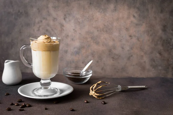Dalgona Kávé Trendi Koreai Recept Tejszínhabos Kávé Fordított Latte Vagy — Stock Fotó