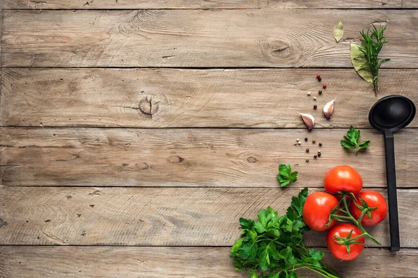Pochodzenie Gotowania Zdrowe Odżywianie Dojrzałe Pomidory Łyżka Zioła Przyprawy Drewnianym — Zdjęcie stockowe