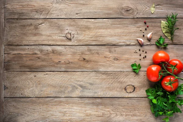 Kruiden Specerijen Met Verse Tomaten Houten Ondergrond Koken Gezond Eten — Stockfoto