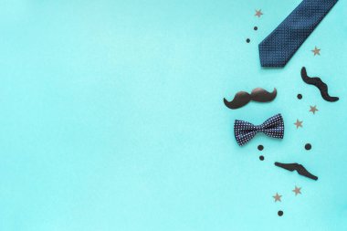 Babalar Günün kutlu olsun, afiş. Kravat, papyon, konfeti ve bıyık, Babalar Günü kutlaması veya Hipster parti konsepti.