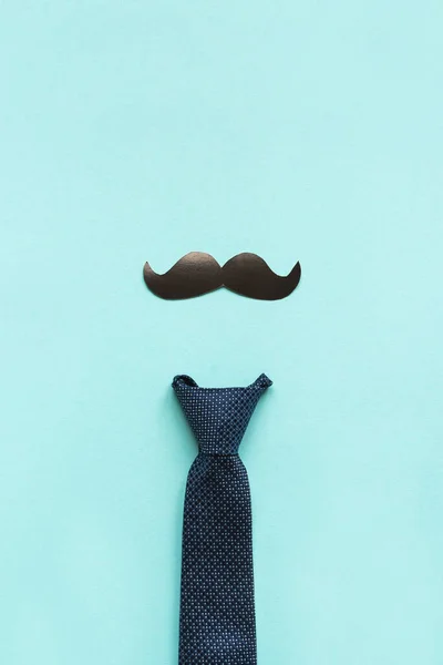 父亲节或希波斯特概念平铺 有创意的作文 蓝色背景的领带和胡子 复制空间 庆祝概念 贺卡设计 — 图库照片
