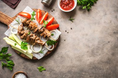 Koyu arka planda ızgara domuz kebabı, üst manzara, kopyalama alanı. Et, tavuk ya da hindi şiş kebap sebze, bitki ve baharatlı..