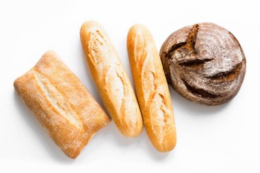 Taze ekmek beyaz arkaplanda izole edildi, üst görünüm, kopyalama alanı. Ev yapımı taze fırınlanmış çeşitli somun buğday ve çavdar ekmeği..