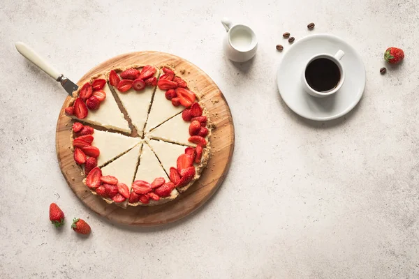 Käsekuchen Mit Erdbeeren Zum Kaffee Draufsicht Kopierraum Scheibe Hausgemachter Käsekuchen — Stockfoto