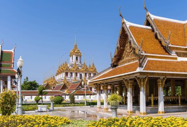 Bangkok, Tayland 'daki Ratchadamnoen Bulvarı' ndaki Wat Ratchanatdaram Tapınağı 'ndaki Loha Prasat ya da demir manastırı.
