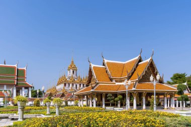 Bangkok, Tayland 'daki Ratchadamnoen Bulvarı' ndaki Wat Ratchanatdaram Tapınağı 'ndaki Loha Prasat ya da demir manastırı.