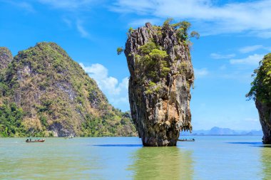 Muhteşem ve güzel Tapu ya da James Bond Adası, Phang-Nga Körfezi 'nin en ünlü turistik noktası, Tayland, Phuket yakınlarında.